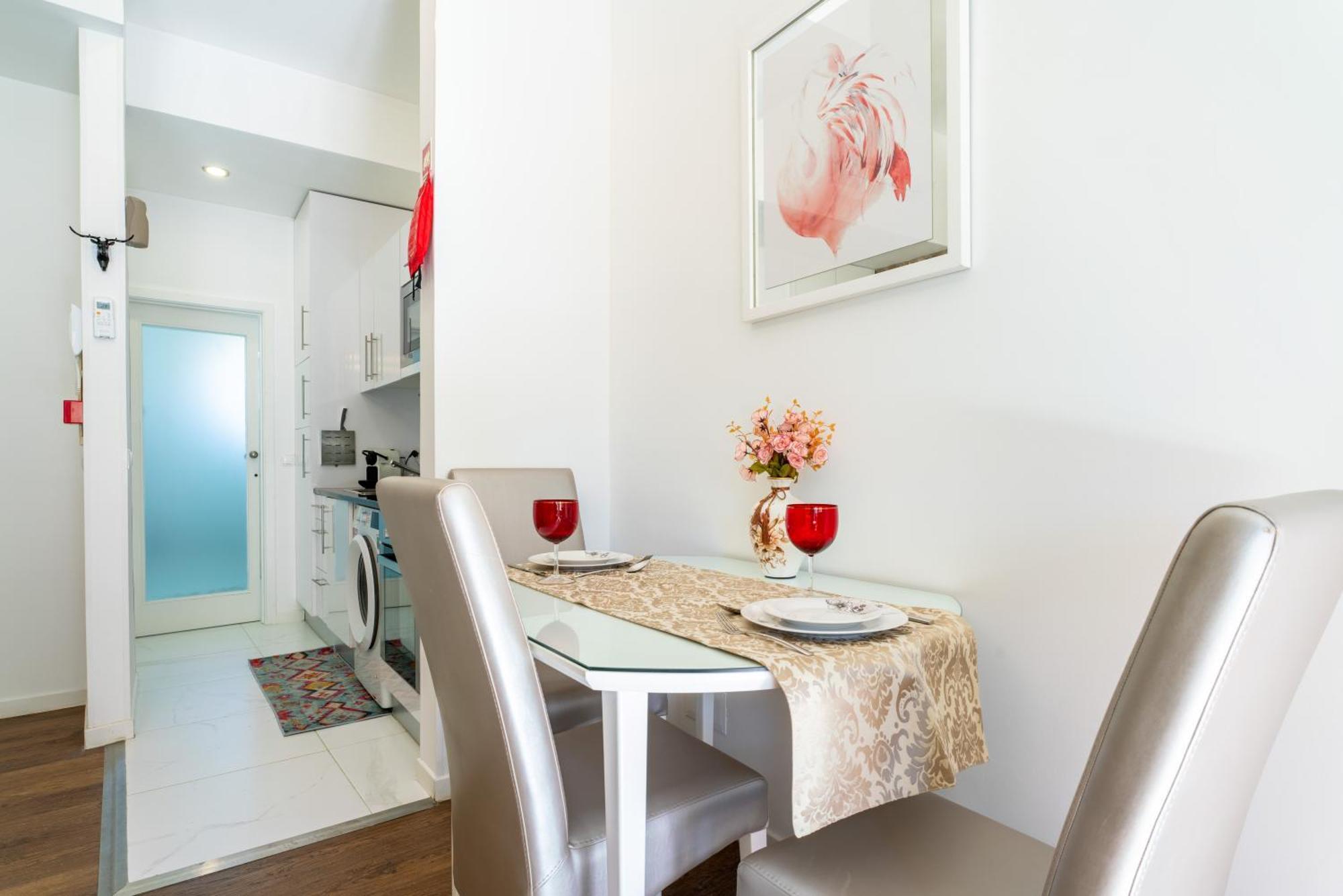 Cozy 2 Ac Near Metro Apartment